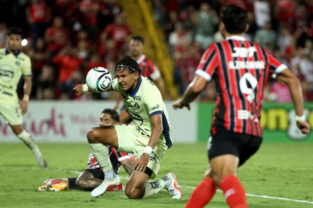 Motagua's defender #04 Luis Vega eyes on the ball during the 2026 Concacaf Central American Cup second-leg semifinal football match between Costa Rica's LD Alajuelense and Honduras' FC Motagua, at the Alejandro Morera stadium, in Alajuela, Costa Rica, on October 29, 2026. (Photo by JOHN DURAN / AFP)