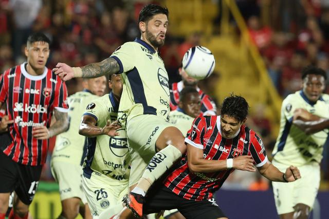 Motagua's Costa Rican forward #09 Jonathan Moya (C) controls the ball during the 2026 Concacaf Central American Cup second-leg semifinal football match between Costa Rica's LD Alajuelense and Honduras' FC Motagua, at the Alejandro Morera stadium, in Alajuela, Costa Rica, on October 29, 2026. (Photo by JOHN DURAN / AFP)