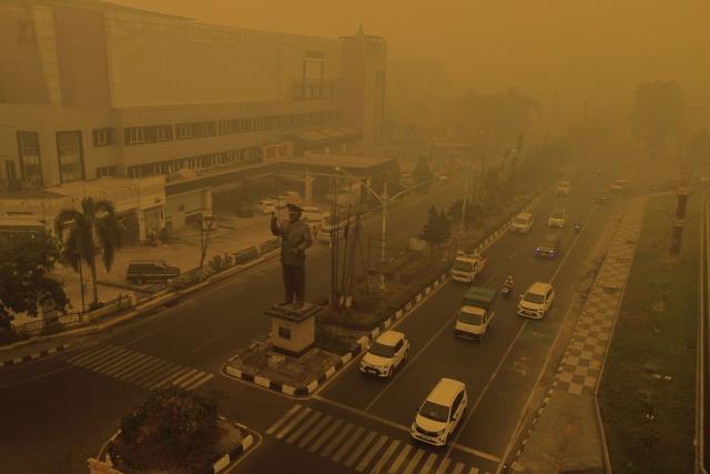 (FILES) An aerial view shows thick smoke and haze from forest and land fires in the region in Palangkaraya, Central Kalimantan, on October 15, 2026. Air pollution from smoke emitted by months of wildfires across Indonesia caused an estimated 3,560 deaths in the vast Southeast Asian archipelago in September alone, according to a scientific study. (Photo by Afan Anugerah / AFP)
