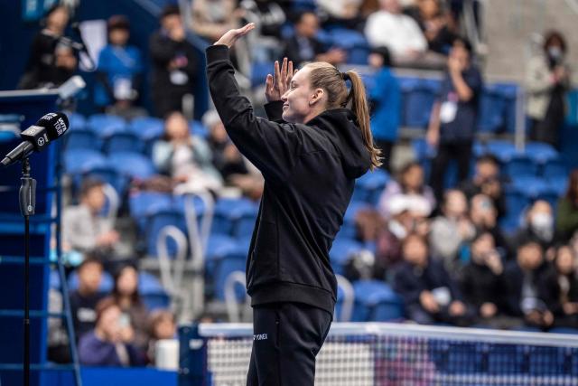 Kazakhstan's Elena Rybakina waves after retiring due to an injury from her quarter-final match against Canada's Leylah Fernandez during the WTA Pan Pacific Open tennis tournament at Ariake Coliseum in Tokyo on October 30, 2026. Elena Rybakina withdrew with a neck injury, a day after she secured the year-end world number one ranking. (Photo by Yuichi YAMAZAKI / AFP)
