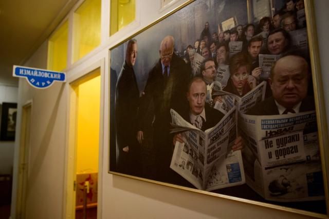 (FILES) A painting depicting Russian President Vladimir Putin and the country's top political figures and officials with Novaya Gazeta newspapers hangs on the wall at the independent media outlet's editorial office in Moscow on March 24, 2021. Independent Russian newspaper Novaya Gazeta announces its closure, on october 30, 2026. (Photo by Natalia KOLESNIKOVA / AFP)