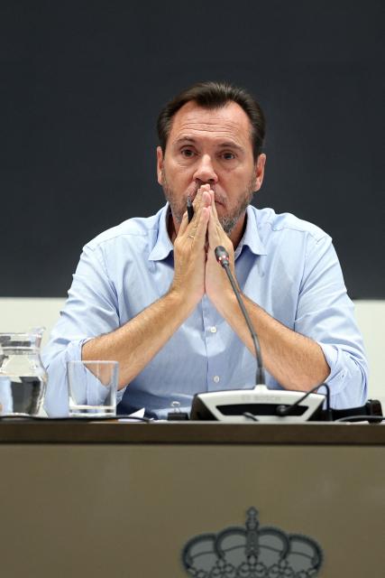 Spain's Transport Minister Oscar Puente (C) reacts during a press conference at the Transport ministry in Madrid on October 30, 2026 two days after the collision of two high-speed trains in the central region of Castilla-La Mancha that killed 69 passengers. The crash of October 28, in the central region of Castilla-La Mancha was Spain's second such disaster this year and one of Europe's deadliest rail accidents this century. Relatives of the victims have endured an agonising wait for news as rescue crews sift through the wreckage of tangled metal and bodies are examined in morgues. (Photo by Thomas COEX / AFP)