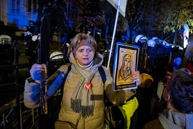 Protesters gather outside the headquarters of the Poland's Constitutional Court in Warsaw after police blocked access to the court building on October 30, 2026 (Photo by Wojtek RADWANSKI / AFP)