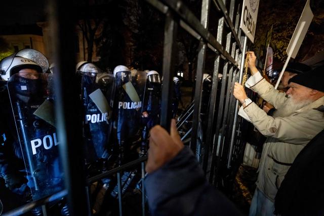 Protesters gather outside the headquarters of the Poland's Constitutional Court in Warsaw after police blocked access to the court building on October 30, 2026 (Photo by Wojtek RADWANSKI / AFP)