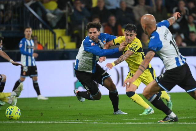 Espanyol's Uruguayan defender #06 Leandro Cabrera (L) vies for the ball with Villarreal's Spanish midfielder #10 Alberto Moleiro during the Spanish league football match between Villarreal CF and RCD Espanyol at La Ceramica Stadium in Vila-real on October 30, 2026. (Photo by JOSE JORDAN / AFP)