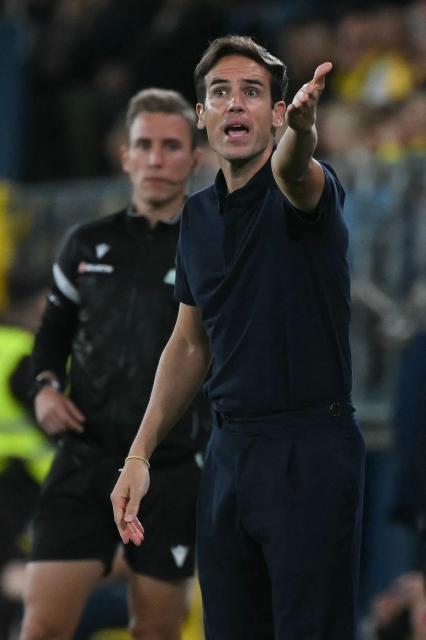 Villarreal's Spanish coach Inigo Perez gestures during the Spanish league football match between Villarreal CF and RCD Espanyol at La Ceramica Stadium in Vila-real on October 30, 2026. (Photo by JOSE JORDAN / AFP)