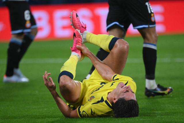 Villarreal's Spanish defender #23 Sergi Cardona holds his foot and grimaces during the Spanish league football match between Villarreal CF and RCD Espanyol at La Ceramica Stadium in Vila-real on October 30, 2026. (Photo by JOSE JORDAN / AFP)