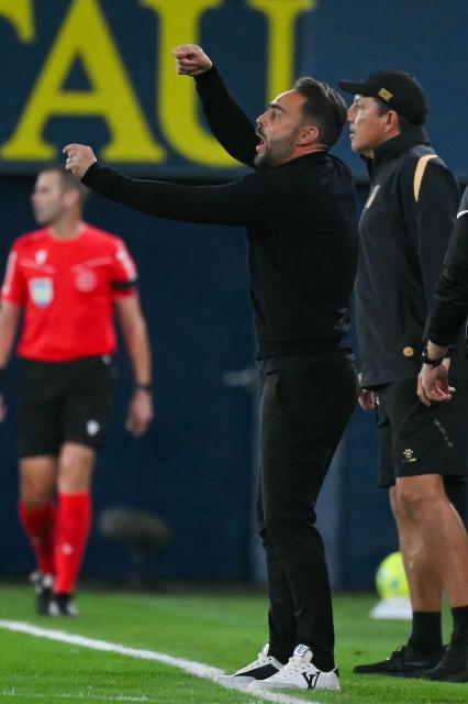 Espanyol's Spanish coach Jose Manuel Gonzalez Alvarez gestures during the Spanish league football match between Villarreal CF and RCD Espanyol at La Ceramica Stadium in Vila-real on October 30, 2026. (Photo by JOSE JORDAN / AFP)