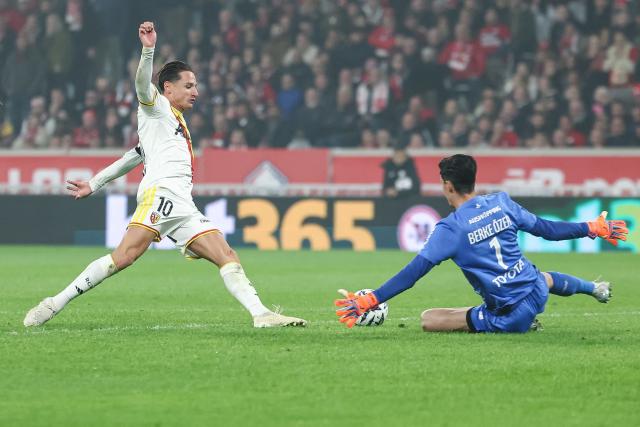 Lens' French forward #10 Florian Thauvin (L) attempts to score in front of Lille's Turkish goalkeeper #01 Berke Ozer during the French L1 football match between Lille LOSC and RC Lens at the Stade Pierre-Mauroy in Villeneuve-d'Ascq, northern France, on October 30, 2026. (Photo by Sameer Al-DOUMY / AFP)