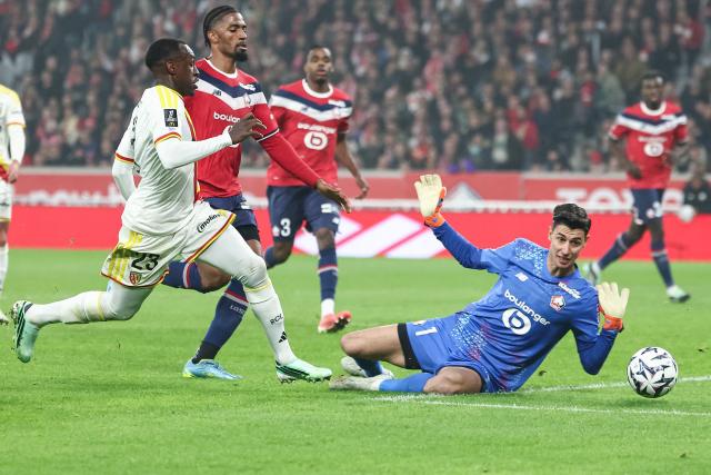 Lens' Saudi Arabian defender #23 Saud Abdulhamid (L) attempts to score in front of Lille's Turkish goalkeeper #01 Berke Ozer during the French L1 football match between Lille LOSC and RC Lens at the Stade Pierre-Mauroy in Villeneuve-d'Ascq, northern France, on October 30, 2026. (Photo by Sameer Al-DOUMY / AFP)