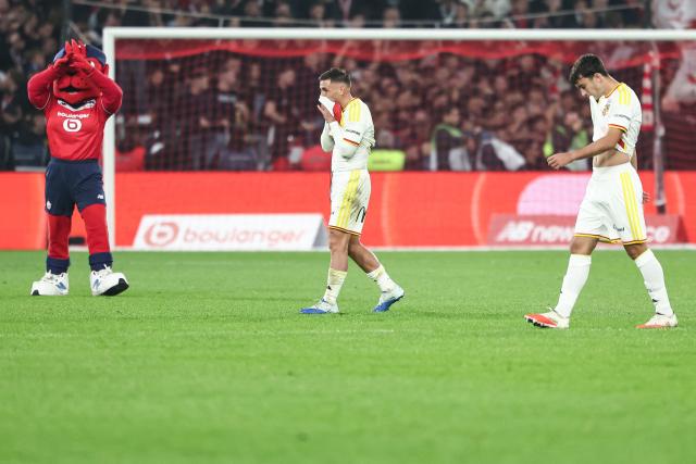 Lens' players react at the end of the French L1 football match between Lille LOSC and RC Lens at the Stade Pierre-Mauroy in Villeneuve-d'Ascq, northern France, on October 30, 2026. (Photo by Sameer Al-DOUMY / AFP)