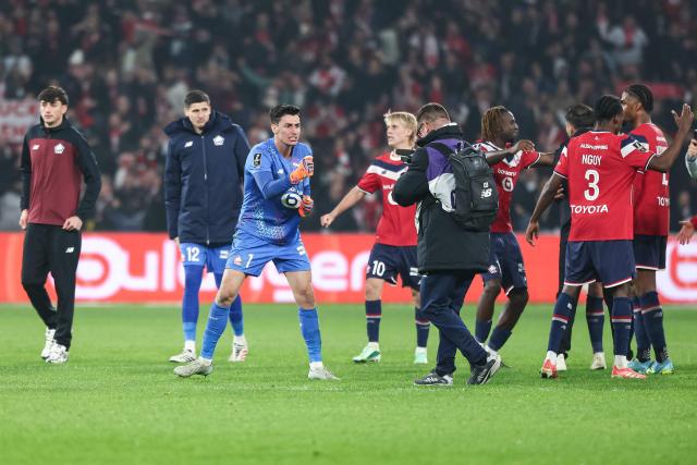 Lille's Turkish goalkeeper #01 Berke Ozer (C) celebrates at the end of the French L1 football match between Lille LOSC and RC Lens at the Stade Pierre-Mauroy in Villeneuve-d'Ascq, northern France, on October 30, 2026. (Photo by Sameer Al-DOUMY / AFP)