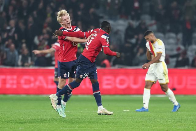 Lille's Icelandic midfielder #10 Hakon Arnar Haraldsson (L) celebrates with his teammate Lille's French forward #35 Soriba Diaoune at the end of the French L1 football match between Lille LOSC and RC Lens at the Stade Pierre-Mauroy in Villeneuve-d'Ascq, northern France, on October 30, 2026. (Photo by Sameer Al-DOUMY / AFP)