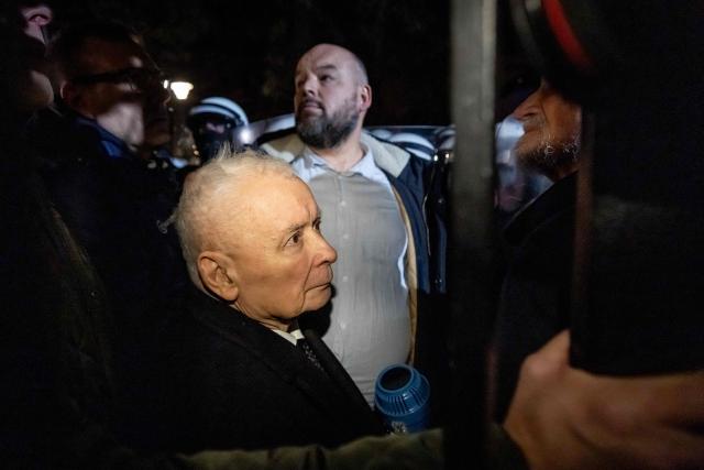 Poland's former Prime Minister and leader of opositional "Law and Justice" (PiS - Prawo i Sprawiedliwosc) party Jaroslaw Kaczynski (L) is seen between protesters gathered outside the headquarters of the Poland's Constitutional Court in Warsaw after police blocked access to the court building on October 30, 2026. (Photo by Wojtek RADWANSKI / AFP)