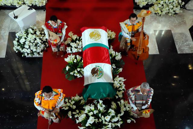 Musicians perform beside the coffin of former Mexican presidential candidate Cuauhtemoc Cardenas, draped in the Mexican flag, during a tribute ceremony at the Palace of Fine Arts in Mexico City on October 30, 2026. Hundreds of Mexicans paid tribute to Cardenas, a three-time presidential candidate, former Mexico City mayor and leading figure of Mexico's modern left, who died on October 28 at the age of 92. (Photo by Barny  Gomez / AFP)