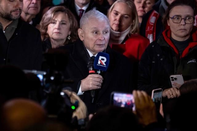 Poland's former Prime Minister and leader of the opposition Law and Justice (PiS) party, Jaroslaw Kaczynski (C) speaks as protesters gather outside the headquarters of Poland's Constitutional Court in Warsaw after police blocked access to the building on October 30, 2026. Poland's President Karol Nawrocki called off a visit to Africa in mid-flight as riot police deployed around the country's constitutional court on October 30 following the suspension of its chief justice in a battle between the centrist government and the nationalist right. Dozens of police guarded the entrance to the court as followers of the opposition right-wing Law and Justice party (PiS) protested the ousting of constitutional court president Bogdan Swieczkowski. (Photo by Wojtek RADWANSKI / AFP)