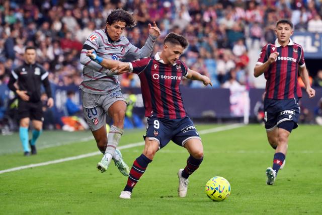 TOPSHOT - Levante's Spanish forward #09 Ivan Romero and Atletico Madrid's Argentine forward #20 Giuliano Simeone (L) fight for the ball during the Spanish league football match between Levante UD and Club Atletico de Madrid at Ciutat de Valencia Stadium in Valencia on October 31, 2026. (Photo by JOSE JORDAN / AFP)
