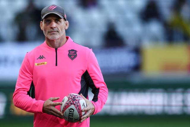 Stade Français' English head coach Paul Gustard looks on as his players warm up before the French Top14 rugby union match between Stade Francais Paris and La Rochelle at the Jean-Bouin Stadium in Paris on October 31, 2026. (Photo by Anne-Christine POUJOULAT / AFP)