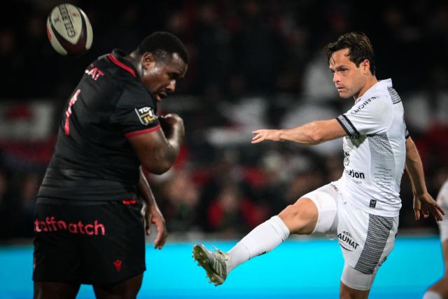 Vannes' French scrum-half Clovis Le Bail (R) clears the ball during the French Top 14 rugby union match between Lyon Olympique Universitaire Rugby (LOU) and RC Vannes at the Gerland Stadium in Lyon, eastern-France, on October 31, 2026. (Photo by OLIVIER CHASSIGNOLE / AFP)