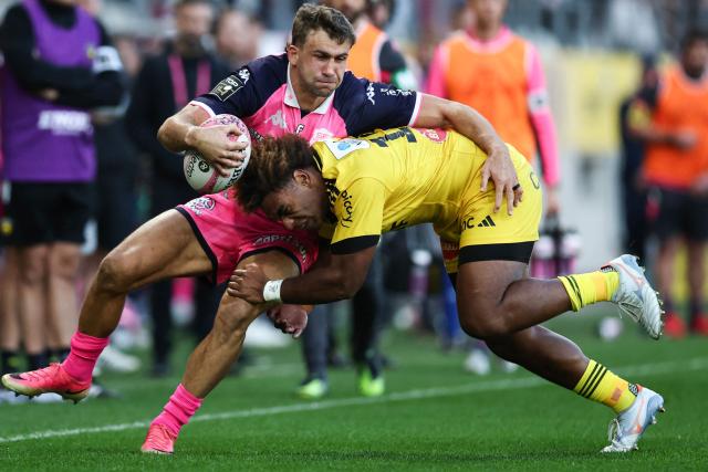 Stade Français Paris' South African centre Jeremy Ward (L) is tackled by La Rochelle's Fijian centre Simeli Daunivucu during the French Top14 rugby union match between Stade Francais and Stade Rochelais at the Jean-Bouin Stadium in Paris on October 31, 2026. (Photo by Anne-Christine POUJOULAT / AFP)