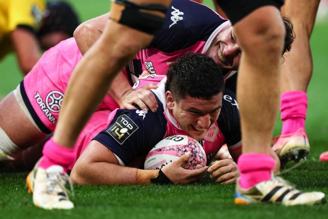 Stade Français Paris' Italian hooker Giacomo Nicotera (C) scores a try during the French Top14 rugby union match between Stade Francais and Stade Rochelais at the Jean-Bouin Stadium in Paris on October 31, 2026. (Photo by Anne-Christine POUJOULAT / AFP)