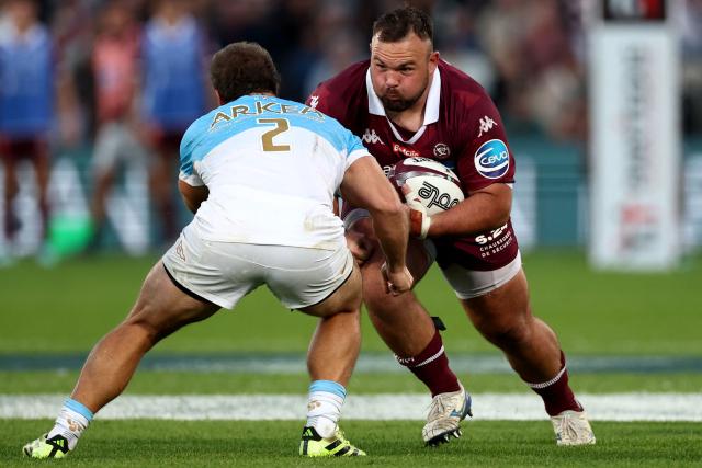 Bordeaux' South African prop Carlu Johann Sadie (R) runs with the ball during the French Top14 rugby union match between Union Bordeaux Bègles (UBB) and Aviron Bayonnais at the Chaban-Delmas stadium in Bordeaux, south-western France, on October 31, 2026. (Photo by ROMAIN PERROCHEAU / AFP)