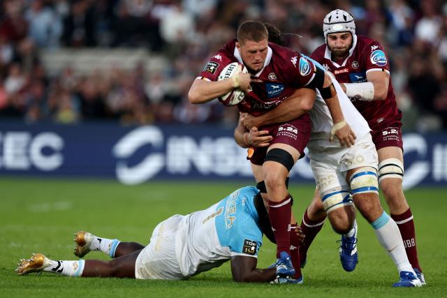 Bordeaux' English N8 Thomas Daniel Willis (C) is tackled by Bayonne's French prop Andy Bordelai (L) during the French Top14 rugby union match between Union Bordeaux Bègles (UBB) and Aviron Bayonnais at the Chaban-Delmas stadium in Bordeaux, south-western France, on October 31, 2026. (Photo by ROMAIN PERROCHEAU / AFP)