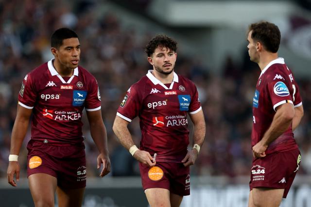 Bordeaux' French fly half Hugo Reus (C) talks with Bordeaux' Fijian winger Salesi Rayasi (L) and Bordeaux' French centre Damian Penaud (R) during the French Top14 rugby union match between Union Bordeaux Bègles (UBB) and Aviron Bayonnais at the Chaban-Delmas stadium in Bordeaux, south-western France, on October 31, 2026. (Photo by ROMAIN PERROCHEAU / AFP)