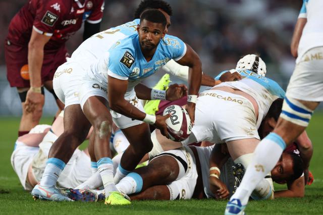 Bayonne' French scrum half Leo Coly passes the ball during the French Top14 rugby union match between Union Bordeaux Bègles (UBB) and Aviron Bayonnais at the Chaban-Delmas stadium in Bordeaux, south-western France, on October 31, 2026. (Photo by ROMAIN PERROCHEAU / AFP)