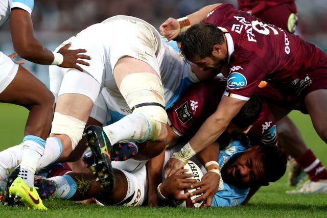 Bayonne' English centre Etuale Manusamoa Tuilagi (C) holds the ball during the French Top14 rugby union match between Union Bordeaux Bègles (UBB) and Aviron Bayonnais at the Chaban-Delmas stadium in Bordeaux, south-western France, on October 31, 2026. (Photo by ROMAIN PERROCHEAU / AFP)