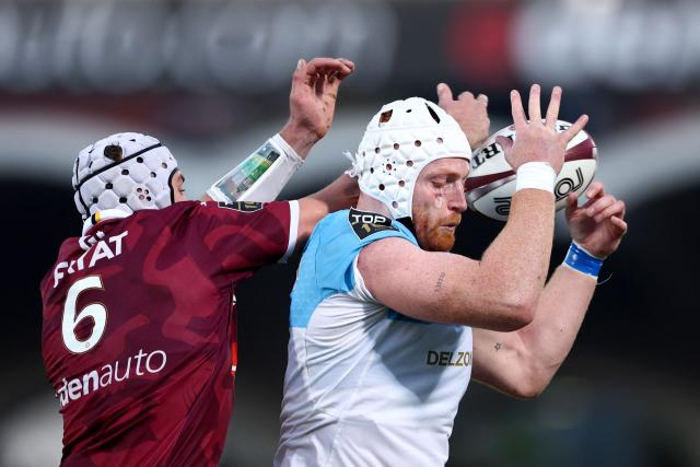 Bayonne's French lock Kilian Geraci (R) and Bordeaux' French flanker Pierre Bochaton (L) fight for the ball during the French Top14 rugby union match between Union Bordeaux Bègles (UBB) and Aviron Bayonnais at the Chaban-Delmas stadium in Bordeaux, south-western France, on October 31, 2026. (Photo by ROMAIN PERROCHEAU / AFP)