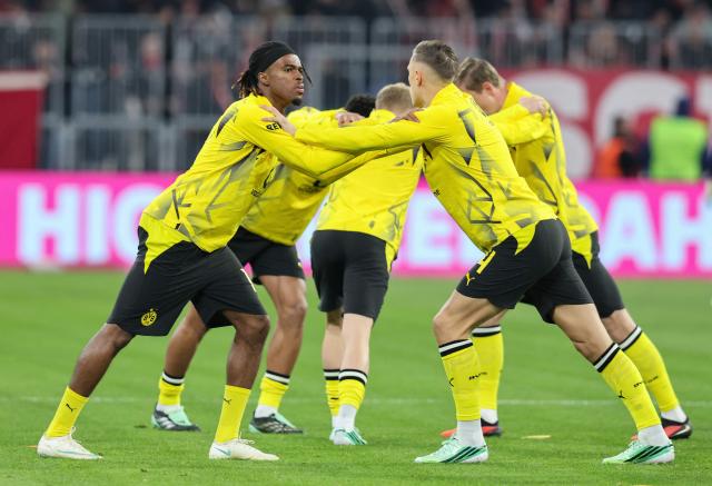 Dortmund players warm up prior to the German first division Bundesliga football match between FC Bayern Munich and BVB Borussia Dortmund in Munich, southern Germany, on October 31, 2026. (Photo by Alexandra BEIER / AFP) / DFL REGULATIONS PROHIBIT ANY USE OF PHOTOGRAPHS AS IMAGE SEQUENCES AND/OR QUASI-VIDEO