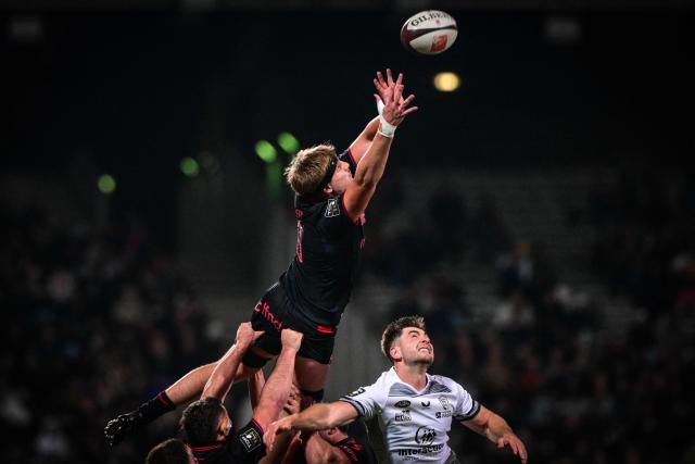 TOPSHOT - Lyon's French flanker Antoine Deliance (Top) stretches to grab the ball during the French Top 14 rugby union match between Lyon Olympique Universitaire Rugby (Lou) and RC Vannes at the Gerland Stadium in Lyon, eastern France on October 31, 2026. (Photo by OLIVIER CHASSIGNOLE / AFP)
