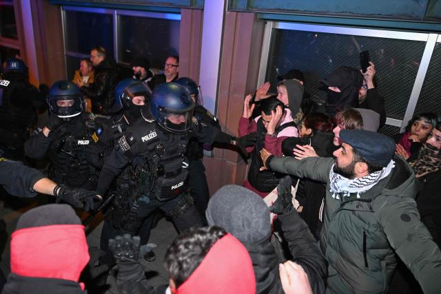 Riot Police scuffel with protesters after a demonstration organised by "GenZ regelt!" (Gen Z has got this!) in Frankfurt am Mian on October 31, 2026. The German demonstrations have been inspired by similar movements across Europe, including in France and Italy, which have seen young protesters voice anger at political elites whom they accuse of ignoring their concerns. (Photo by Kirill KUDRYAVTSEV / AFP)