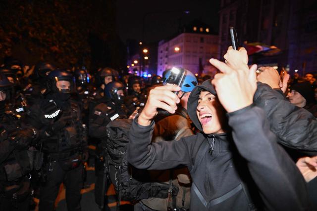 Riot Police scuffel with protesters after a demonstration organised by "GenZ regelt!" (Gen Z has got this!) in Frankfurt am Mian on October 31, 2026. The German demonstrations have been inspired by similar movements across Europe, including in France and Italy, which have seen young protesters voice anger at political elites whom they accuse of ignoring their concerns. (Photo by Kirill KUDRYAVTSEV / AFP)