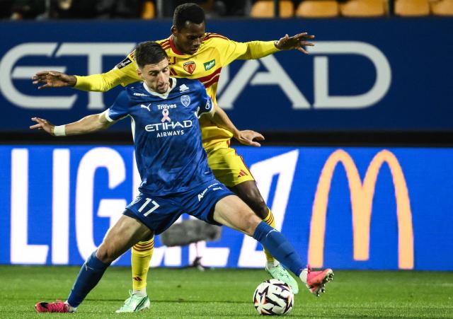 Troyes' French midfielder #17 Antoine Mille (L) fights for the ball with Le Mans' Senegalese forward #13 Habib Diallo (R) during the French L1 football match between ES Troyes AC and Le Mans FC at the Stade de l'Aube in Troyes, central France, on October 31, 2026. (Photo by ARNAUD FINISTRE / AFP)