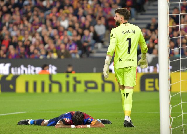 Barcelona's Brazilian forward #11 Raphinha reacts next to Alaves' Spanish goalkeeper #01 Antonio Sivera after failing a goal opportunity during the Spanish league football match between FC Barcelona and Deportivo Alaves at Camp Nou stadium in Barcelona on October 31, 2026. (Photo by MANAURE QUINTERO / AFP)