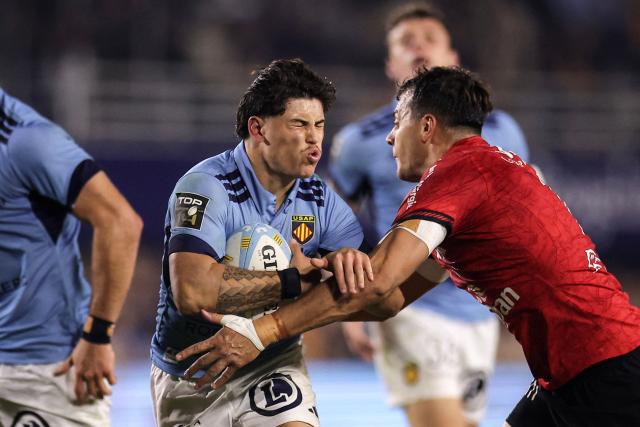 Perpignan's French wing Maxim Granell (C) is tackled during the French Top14 rugby union match between USA Perpignan and RC Toulon at the Aime-Giral stadium in Perpignan, south-western France on October 31, 2026. (Photo by Valentine CHAPUIS / AFP)