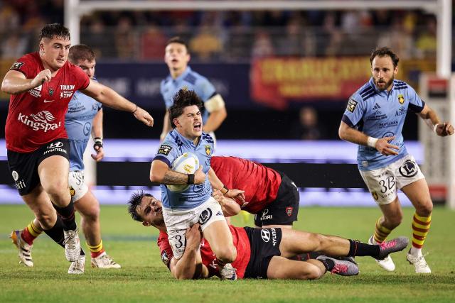 Perpignan's French wing Maxim Granell (C) is tackled during the French Top14 rugby union match between USA Perpignan and RC Toulon at the Aime-Giral stadium in Perpignan, south-western France on October 31, 2026. (Photo by Valentine CHAPUIS / AFP)