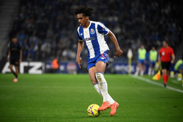 FC Porto's Brazilian defender #33 Souza controls the ball during the Portuguese League football match between FC Porto and GD Estoril Praia at Dragao stadium in Porto on October 31, 2026. (Photo by Miguel RIOPA / AFP)