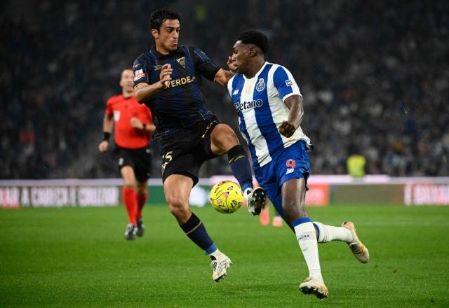 FC Porto's Spanish forward #09 Samuel Omorodion fights for the ball with Estoril's Cypriot defender #25 Stelios Andreou during the Portuguese League football match between FC Porto and GD Estoril Praia at Dragao stadium in Porto on October 31, 2026. (Photo by Miguel RIOPA / AFP)