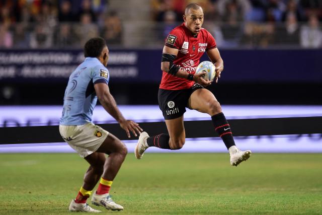 Toulon's French centre Gael Fickou (R) jumps during the French Top14 rugby union match between USA Perpignan and RC Toulon at the Aime-Giral stadium in Perpignan, south-western France on October 31, 2026. (Photo by Valentine CHAPUIS / AFP)