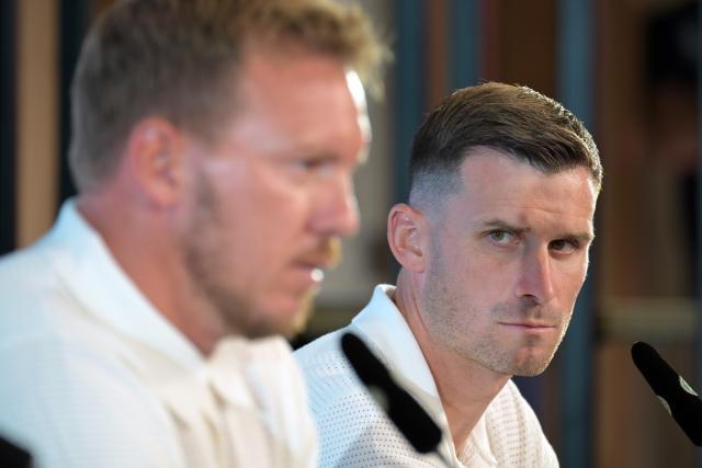 06 September 2024, North Rhine-Westphalia, Duesseldorf: Germany national coach Julian Nagelsmann (L) and Pascal Gross speak during a press conference ahead of the UEFA Nations League soccer matches against Hungary and the Netherlands. Photo: Federico Gambarini/dpa - WICHTIGER HINWEIS: Gemäß den Vorgaben der DFL Deutsche Fußball Liga bzw. des DFB Deutscher Fußball-Bund ist es untersagt, in dem Stadion und/oder vom Spiel angefertigte Fotoaufnahmen in Form von Sequenzbildern und/oder videoähnlichen Fotostrecken zu verwerten bzw. verwerten zu lassen.