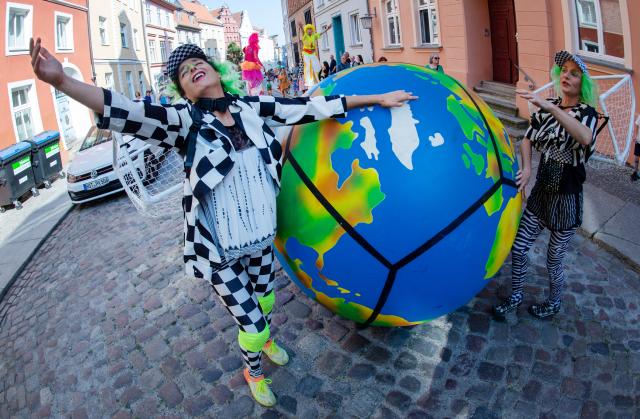 06 September 2024, Mecklenburg-Western Pomerania, Stralsund: Members of the street theater by "Grotest Maru" perform during the opening of the "Old Town Action Days!". Photo: Stefan Sauer/dpa