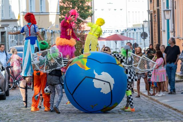 06 September 2024, Mecklenburg-Western Pomerania, Stralsund: M
embers of the street theater by "Grotest Maru" perform during the opening of the "Old Town Action Days!". Photo: Stefan Sauer/dpa