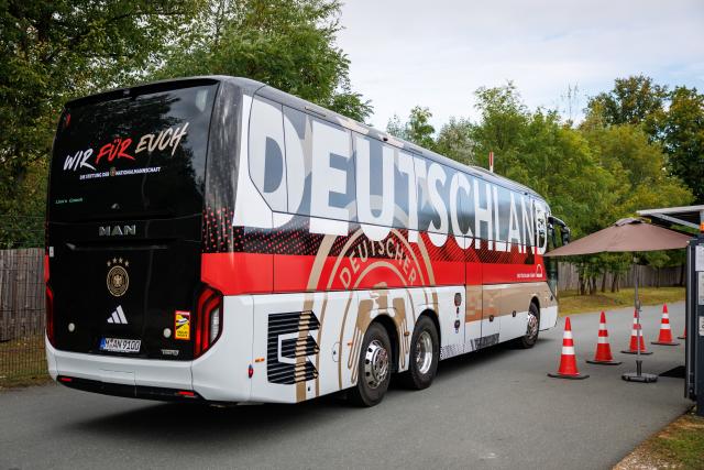 07 October 2024, Bavaria, Herzogenaurach: Arrival of the German National team (DFB) bus at the team's home ground ahead of the UEFA Nations League soccer match against Netherlands. Photo: Daniel Karmann/dpa - IMPORTANT NOTE: In accordance with the regulations of the DFL German Football League and the DFB German Football Association, it is prohibited to utilize or have utilized photographs taken in the stadium and/or of the match in the form of sequential images and/or video-like photo series.