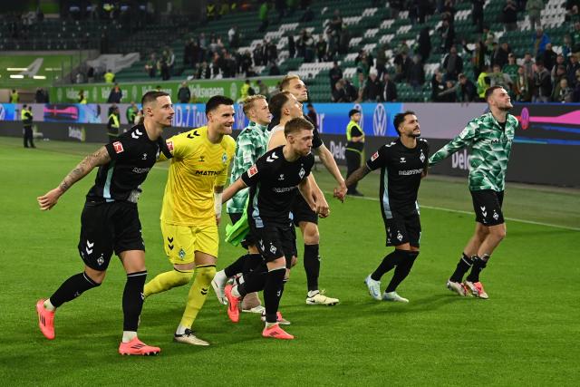 20 October 2024, Lower Saxony, Wolfsburg: Bremen's players celebrate after the German Bundesliga soccer match between VfL Wolfsburg and Werder Bremen at the Volkswagen Arena. Photo: Swen Pförtner/dpa - IMPORTANT NOTICE: DFL and DFB regulations prohibit any use of photographs as image sequences and/or quasi-video.