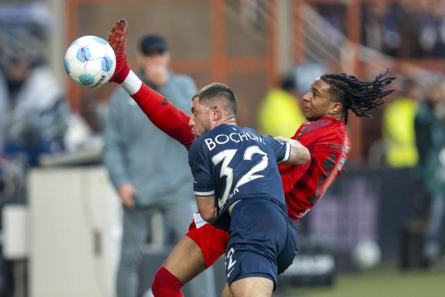 27 October 2024, North Rhine-Westphalia, Bochum: Bochum's Maximilian Wittek (L) and Munich's Michael Olise fight for the ball battle for the ball during the German Bundesliga soccer match between VfL Bochum and Bayern Munich at Vonovia Ruhrstadion. Photo: David Inderlied/dpa - WICHTIGER HINWEIS: Gemäß den Vorgaben der DFL Deutsche Fußball Liga bzw. des DFB Deutscher Fußball-Bund ist es untersagt, in dem Stadion und/oder vom Spiel angefertigte Fotoaufnahmen in Form von Sequenzbildern und/oder videoähnlichen Fotostrecken zu verwerten bzw. verwerten zu lassen.