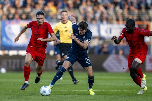 27 October 2024, North Rhine-Westphalia, Bochum: Munich's Joao Palhinha (L) and Dayot Upamecano battle for the ball with Bochum's Moritz Broschinski (C) during the German Bundesliga soccer match between VfL Bochum and Bayern Munich at Vonovia Ruhrstadion. Photo: David Inderlied/dpa - WICHTIGER HINWEIS: Gemäß den Vorgaben der DFL Deutsche Fußball Liga bzw. des DFB Deutscher Fußball-Bund ist es untersagt, in dem Stadion und/oder vom Spiel angefertigte Fotoaufnahmen in Form von Sequenzbildern und/oder videoähnlichen Fotostrecken zu verwerten bzw. verwerten zu lassen.