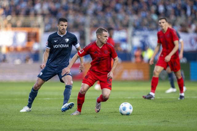 27 October 2024, North Rhine-Westphalia, Bochum: Bochum's Anthony Losilla (L) and Munich's Joshua Kimmich battle for the ball battle for the ball during the German Bundesliga soccer match between VfL Bochum and Bayern Munich at Vonovia Ruhrstadion. Photo: David Inderlied/dpa - WICHTIGER HINWEIS: Gemäß den Vorgaben der DFL Deutsche Fußball Liga bzw. des DFB Deutscher Fußball-Bund ist es untersagt, in dem Stadion und/oder vom Spiel angefertigte Fotoaufnahmen in Form von Sequenzbildern und/oder videoähnlichen Fotostrecken zu verwerten bzw. verwerten zu lassen.